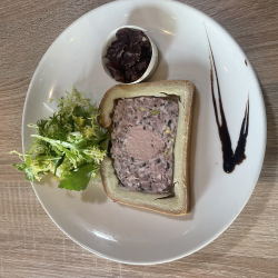 Pâté en croûte marmelade d’oignons rouge 