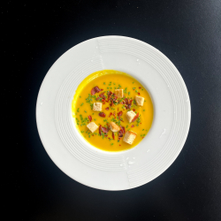 Velouté de buttternut chips de Serrano croûtons à l’ail 
