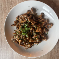 Fricassée de girolles au vin jaune 